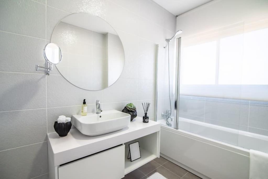 Cozy Sea View Apartment Near City & Airport Ponta Delgada Exteriör bild
