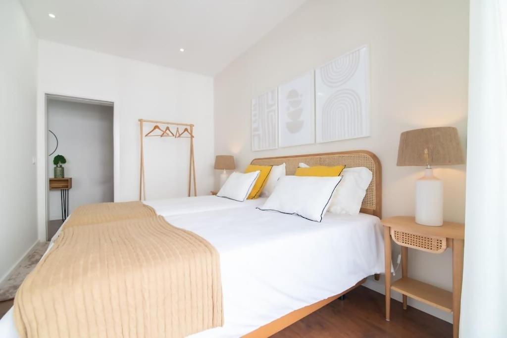 Cozy Sea View Apartment Near City & Airport Ponta Delgada Exteriör bild